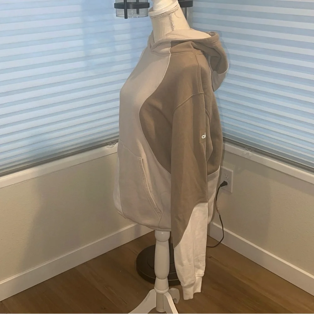 Alo Yoga Make Waves Colorblock Fleece Sweatshirt Hoodie in Ivory/Bone/Grave